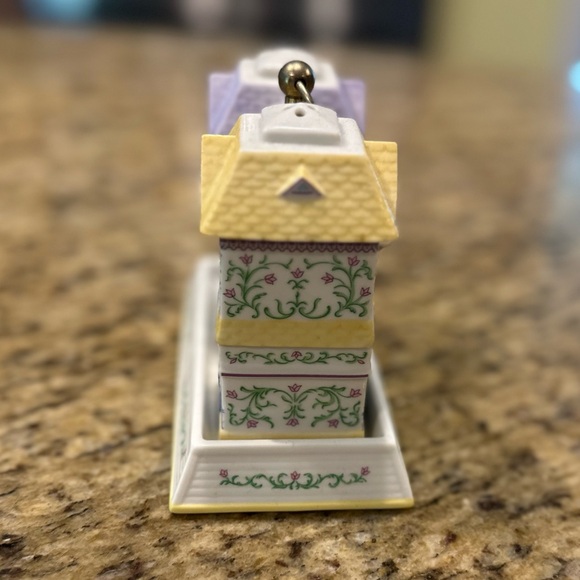 Lenox Village Collection Garlic & Cheese Shaker Set with Caddy - Picture 4 of 6